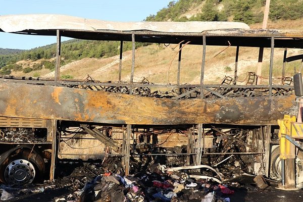 izmir-antalya-seferini-yapan-otobus-denizlide-yandi-8-olu-33-yarali-1780258573010.jpeg