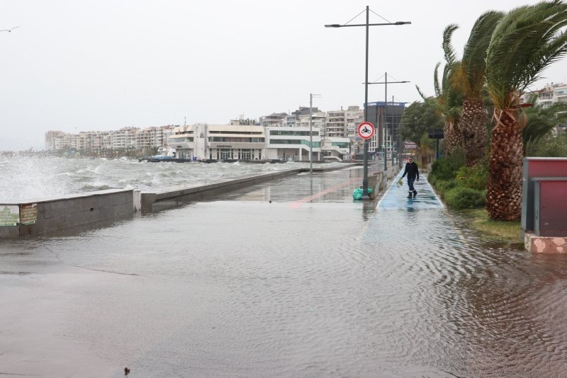 İzmir’de kuvvetli fırtına! Karşıyaka’da deniz taştı, tramvay yolu sular altında kaldı