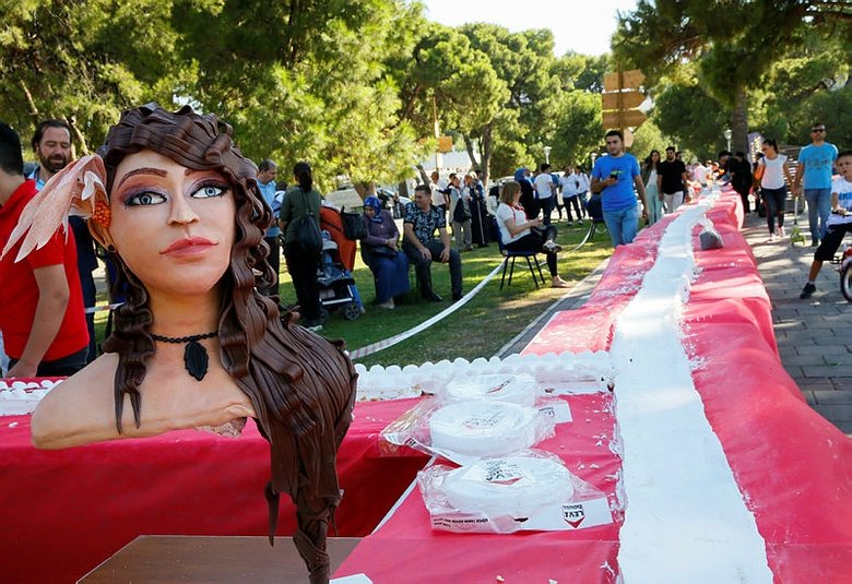 İzmir’de 2 bin 842 metre uzunluğundaki pasta ile rekor kırıldı