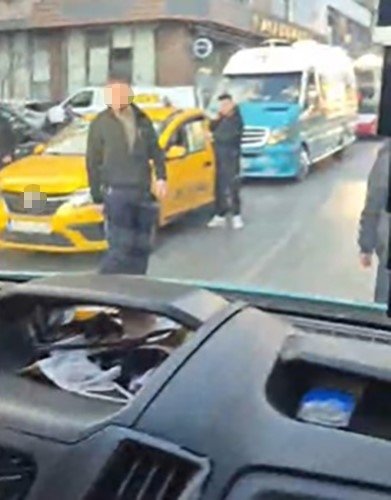 izmirde-taciz-iddiasi-ortaligi-karistirdi-minibusten-atildi-bicak-gecti-1774339204656.jpg