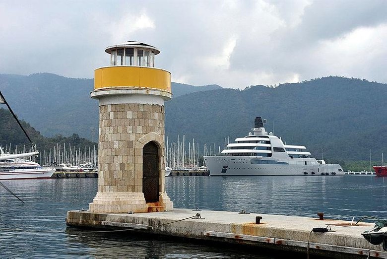 Rus milyarder Abramoviç’in lüks yatı Marmaris’te! Limanda gören bir daha baktı