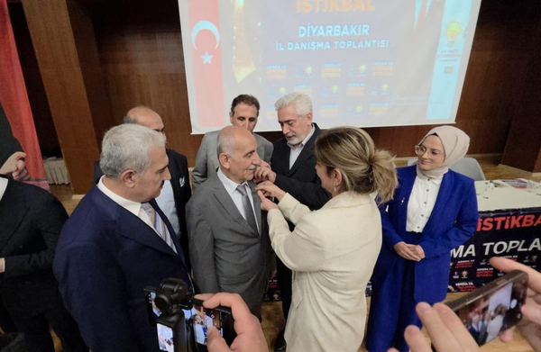 ak-parti-teskilati-gucleniyor-chp-ve-yrpden-ayrilan-100-kisi-partiye-katildi-1777724846211.png