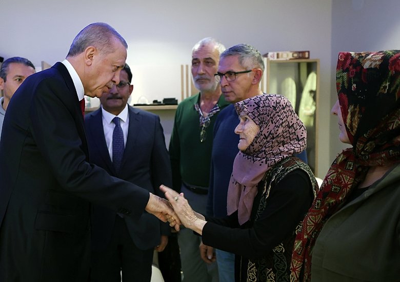 Başkan Erdoğan Balıkesir’deki patlamada hayatını kaybedenlerin ailelerini ziyaret etti