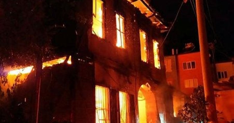 Tarihi bina alevlere teslim oldu! Yangın geceyi aydınlattı