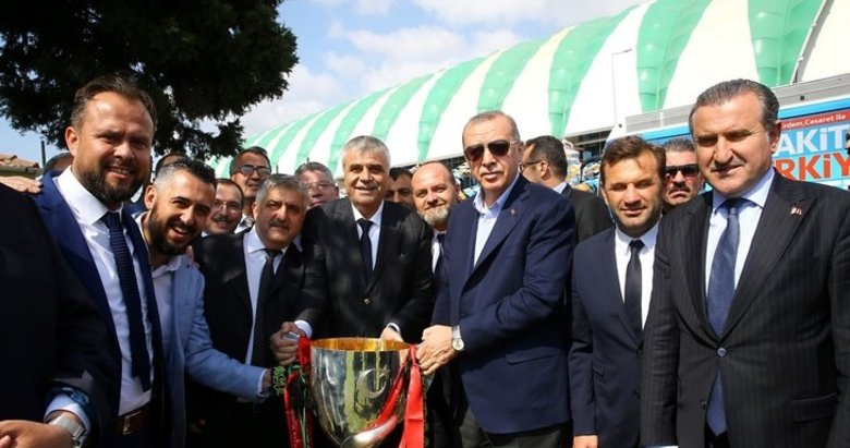 Erdoğan’ı kupayla karşıladılar