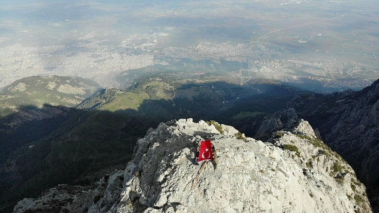 1517 metre rakımlı Spil Dağı zirvesinde kutsal görev! Bunun için gönüllü oluyorlar