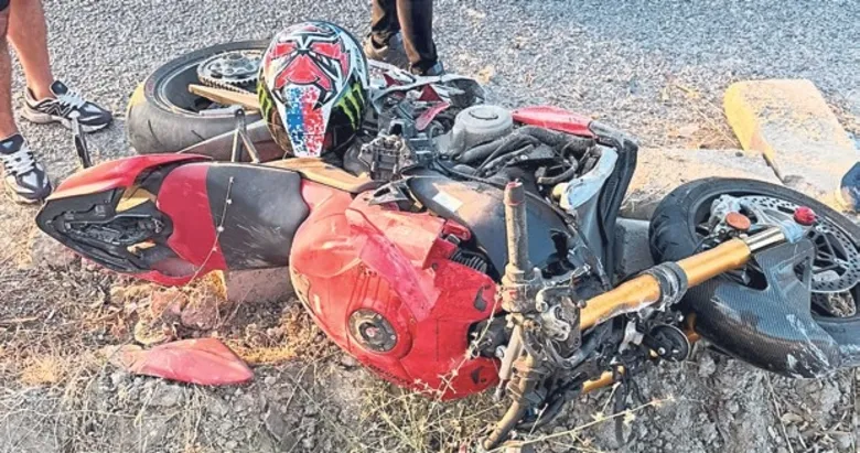 Refüje çarpan motosikletin sürücüsü hayatını kaybetti