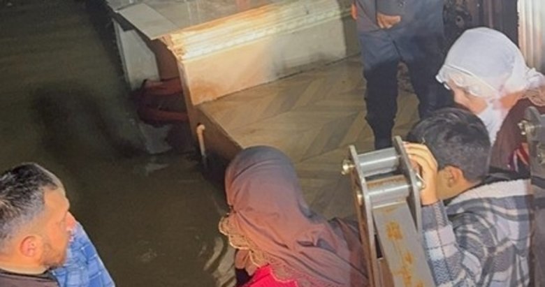 Manisa’da sel faciası! 11 kişilik aile tahliye edildi