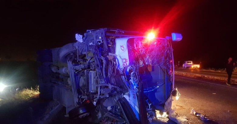 Manisa’da otomobil ile minibüs çarpıştı: 3 ölü, 7 yaralı