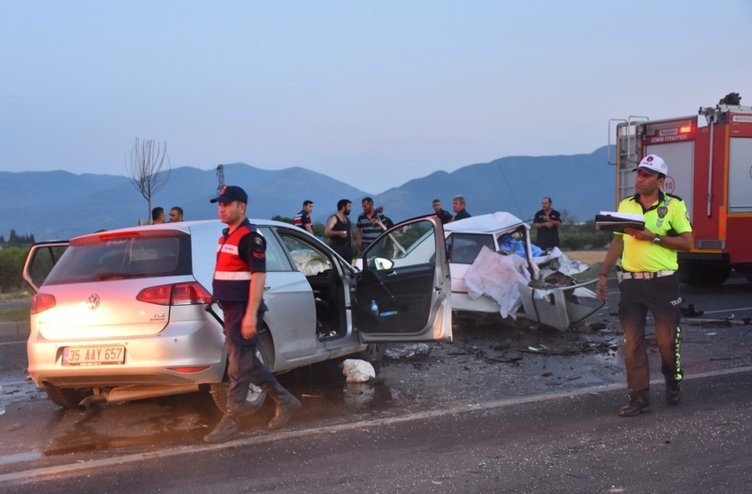 İzmir Kemalpaşa’da iki otomobil çarpıştı: 3 ölü, 1 yaralı