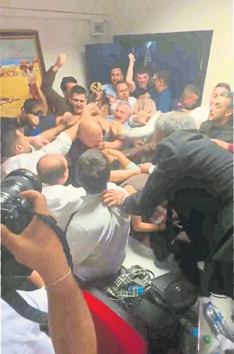 secimi-kaybedince-cilgina-donduler-1787005436657.jpeg