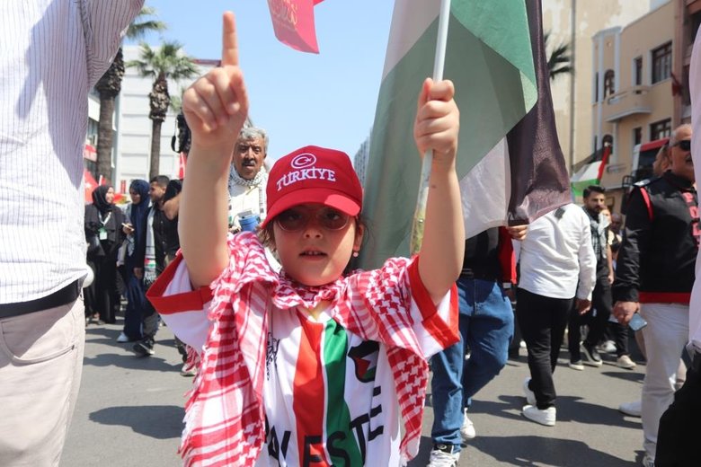 İzmir’de binlerce vatandaş Gazze’ye destek için yürüdü