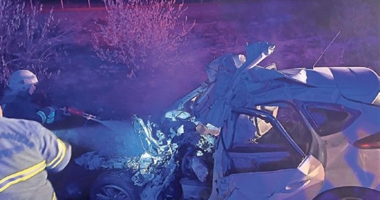 Afyon’da feci kaza! Beton mikserine çarpan sürücü hayatını kaybetti