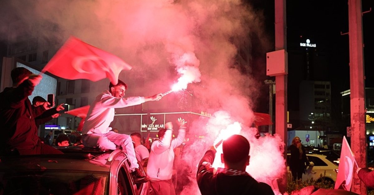 A Milli Futbol Takımımızın zaferi sonrası İzmir tek yürek oldu!