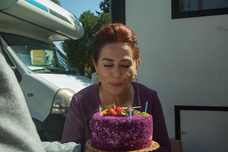 Usta oyuncu Nazan Kesal yeni yaşını sette kutladı!