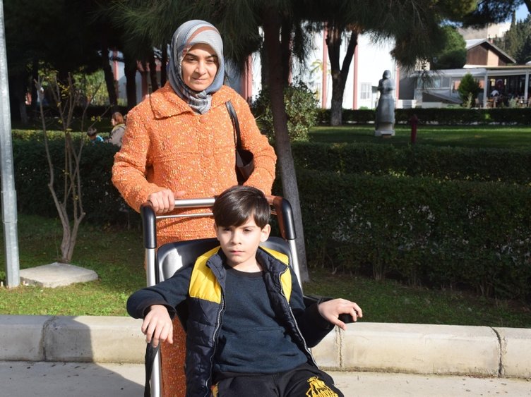 İzmir’de akılalmaz olay! Ayakkabısını bağlamak istedi, bu hale geldi