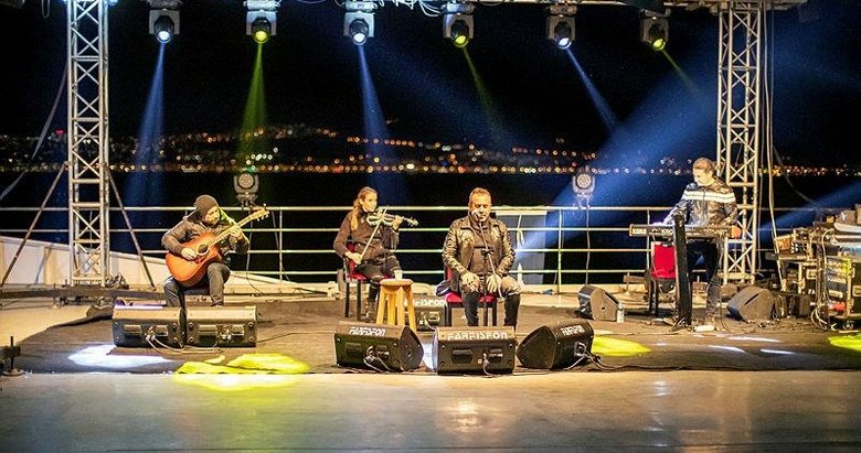 Haluk Levent, İzmir’de arabalı vapurda 23 Nisan konseri verdi!