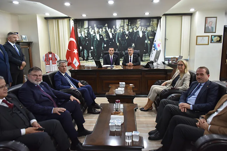 Bakan Tekin İzmir’de! Çiğli Belediye Başkanı Onur Emrah Yıldız’ı ziyaret etti