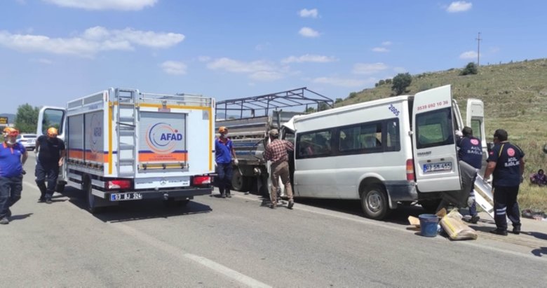 Afyon’da feci kaza! Tarım işçilerini taşıyan minibüs kamyonete arkadan çarptı
