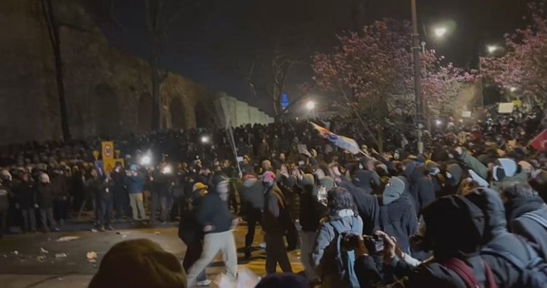 İzmir’de polise sopalı ve molotoflu saldırı: 176 gözaltı