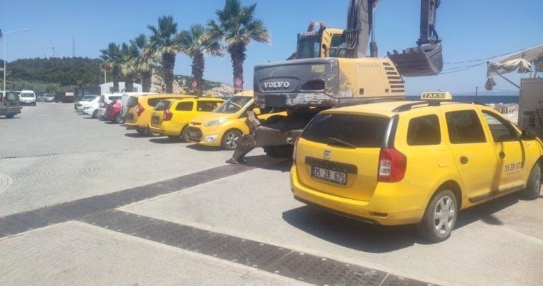 İzmir’de CHP’li başkan kepçeyle taksi durağını yıkmak istedi