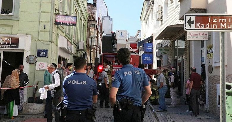 İzmir’de otelde çıkan yangında 3 kişi dumandan etkilendi