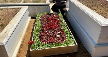 Kadir İnanır’ın kabri çiçeklerle donatıldı
