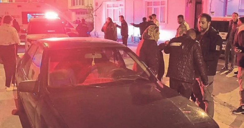 Baba ile oğlu sokakta bir genci sopayla dövdü