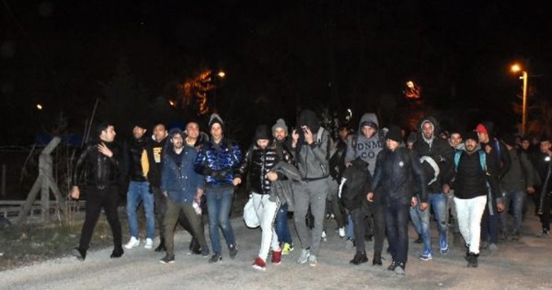 Son dakika: Edirne’de göçmenler Yunanistan sınırına yürüyor