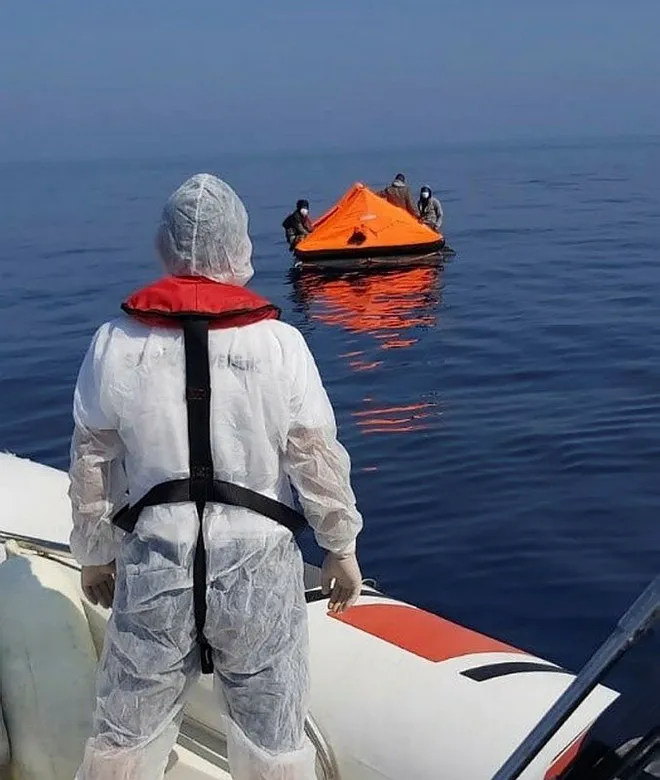 İzmir ve Aydın’da Türk kara sularına geri itilen 67 sığınmacı kurtarıldı