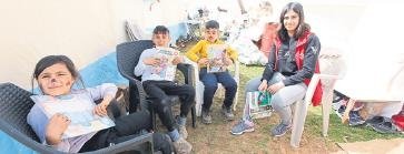 Acılı öğretmen çocukların gülümsemesiyle iyileşiyor