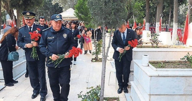 İzmir’de şehitlerin kabirleri ziyaret edildi