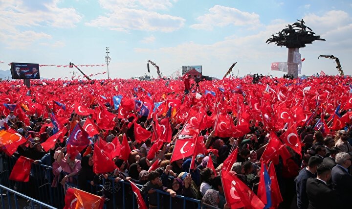 İzmir, Başkan Erdoğan’ın yanına koştu! Gündoğdu Meydanı’nda hınca hınç miting
