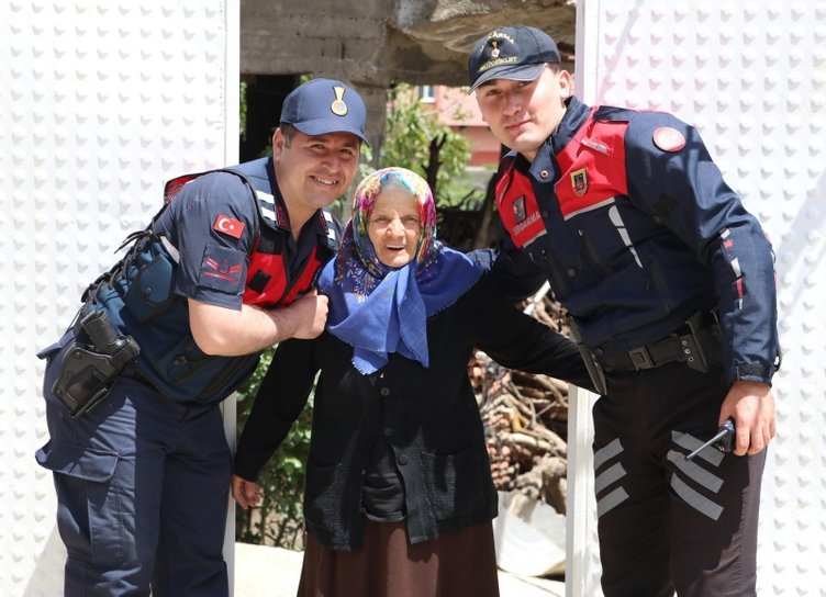 Denizli’de yaşlı kadın jandarmadan geçeği öğrenince baygınlık geçirdi