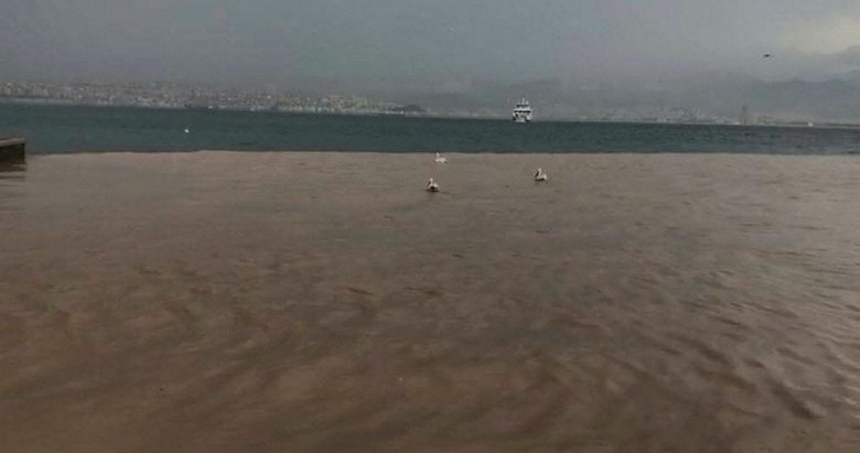 İzmir’i sel vurdu! Akan çamurlu suyla deniz kahverengine büründü