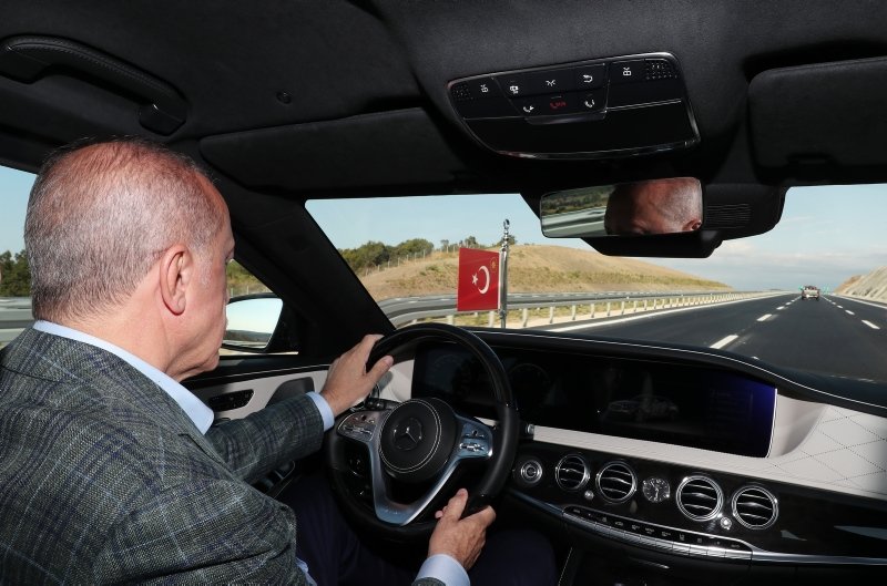 Başkan Recep Tayyip Erdoğan’dan ilk sürüş! Dev açılış sonrası İstanbul-İzmir Otoyolu’nda direksiyon başına geçti