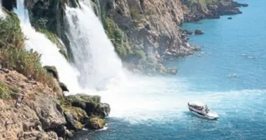 Düden Şelalesi’nde turist yoğunluğu