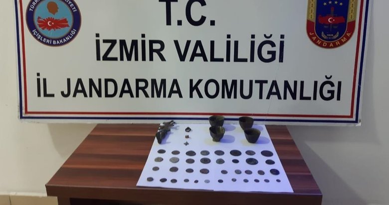 İzmir’de zeytinlikte kaçak kazı yapan 16 kişi tarihi eserlerle yakalandı