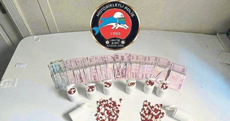 İzmir emniyeti binlerce uyuşturucu hap ele geçirdi