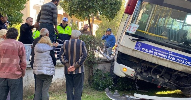 Aydın’da facia teğet geçti: Freni tutmayan minibüs evin bahçesine daldı