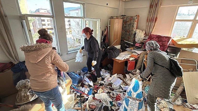 vatandas-saskinlik-gecirdi-boyle-ev-gorulmedi-ekipler-evden-10-kamyon-cop-cikardi-1765986680669.jpeg