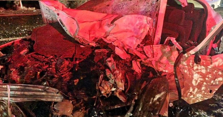 Muğla’da kayganlaşan yolda iki araç kafa kafaya çarpıştı