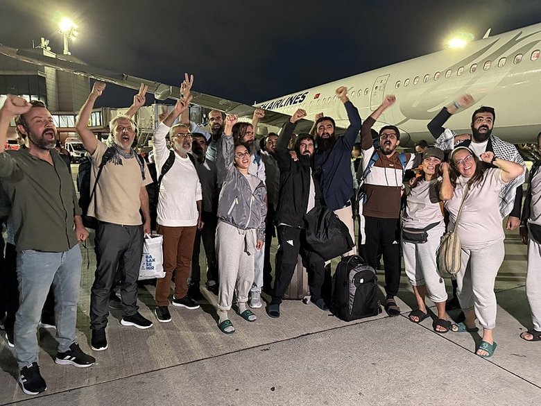 SON DAKİKA! Katil İsrail alıkoymuştu! 15 Türk aktivisti taşıyan uçak İstanbul’a ulaştı