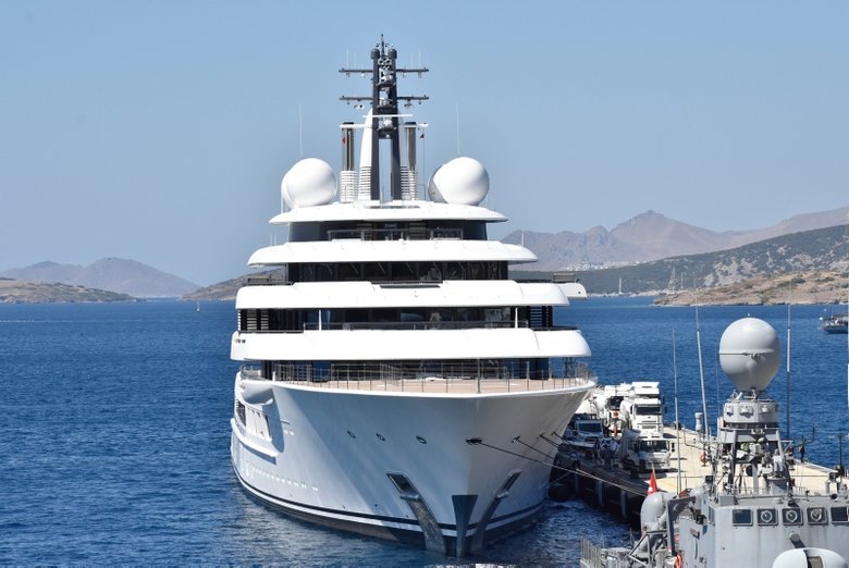 Bodrum’a gelen mega yat Scheherazadeye 15 tankerle 460 bin litre yakıt ikmali