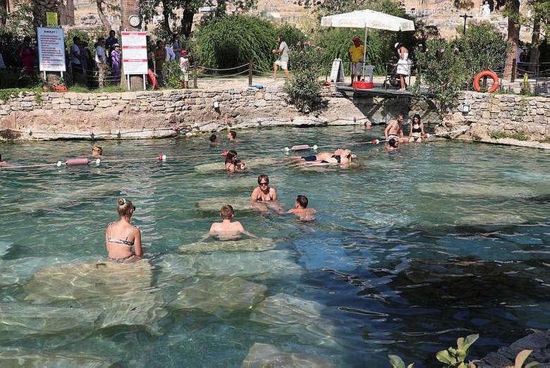 Pamukkale’de 36 derecelik sıcaklığa sahip antik havuz sıcak havada da ilgi görüyor