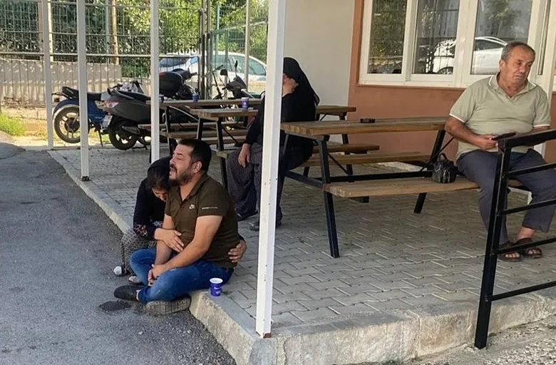 bir-baba-icin-en-aci-an-geri-manevrada-hayatini-kaybeden-bebeginin-cenazesini-gozyaslariyla-teslim-aldi-1787998396752.jpeg
