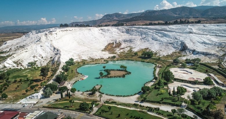 Dünyaca ünlü Pamukkale’den yaklaşık 400 kamyon çamur çıkartıldı