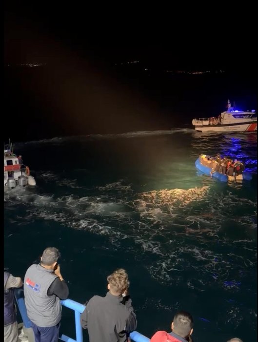 Yunan botu kaçak göçmenlerin botunu batırmaya çalıştı! Çanakkale’de o anlar kamerada