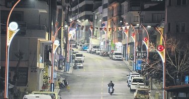 Demirci’de sokaklara ay yıldızlı aydınlatma