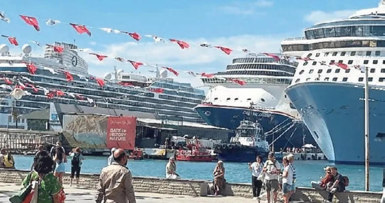 Kuşadası’na 11 bin 811 turist aynı günde geldi